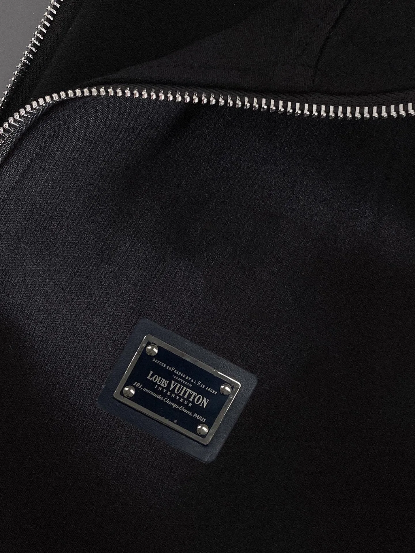 🅿️420 [LV Louis Vuitton] (Fat Man Gospel) hot-selling suit is coming. Focus on the original version of the official website. 2025 new hot-selling cardigan sweater suit. The original order is the best. 🇭🇰The meticulous work of top designers is dedicated to a fitting and perfect upper body effect. All-natural high-quality Roman cotton 100%, close-fitting comfort, noble and elegant! Original hardware embodies elegance and nobility! Counter size: M-5XL (maximum wear up to 220 pounds)